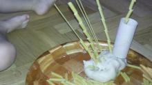 Nuestra escultura de espaguetis y macarrones; cuando nos cansamos de enhebrar, dedicamos un buen rato a hacerlos rodar soplando.